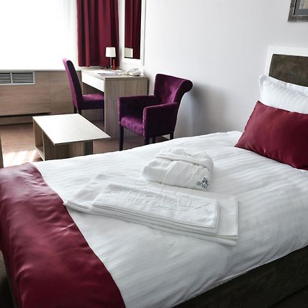 Hotel Ana Lux Spa Пірот Екстер'єр фото