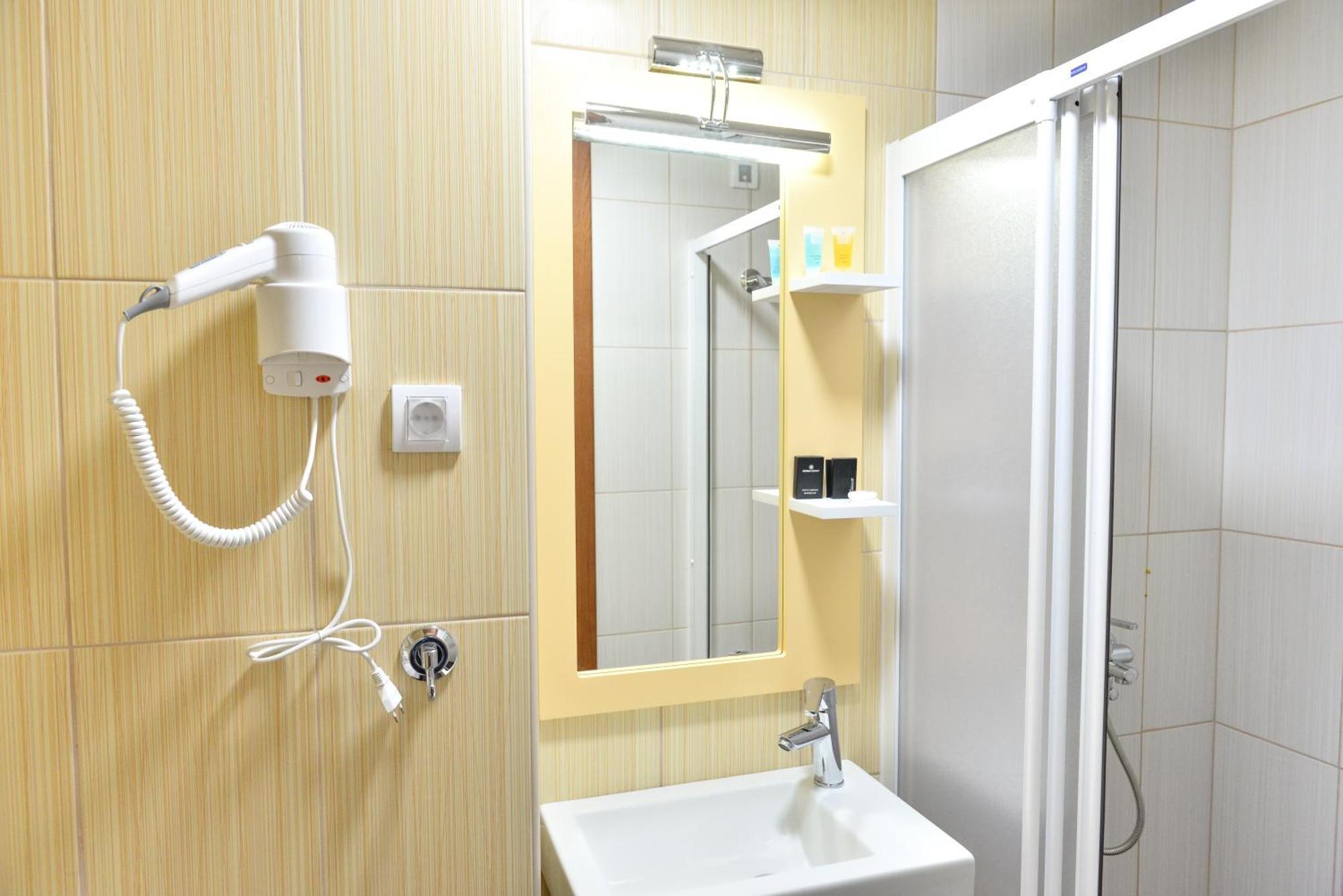 Hotel Ana Lux Spa Пірот Екстер'єр фото