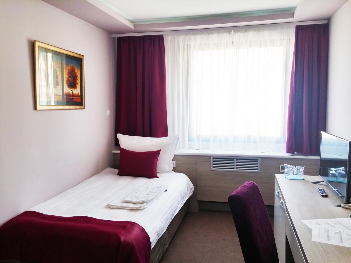 Hotel Ana Lux Spa Пірот Екстер'єр фото